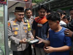 Kapolres Majalengka Gelar Gerobak Senyum di Halaman Masjid At – Taqwa