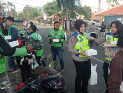 Jumat Berkah, Polisi di Majalengka Bagikan Nasi Kotak Pada Paman Becak, Tukang Parkir, Pedagang Kaki Lima Dan Ojek Online
