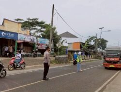 Polisi Ada Dimana-mana, Ciptakan Berlalu Lintas Yang Aman, Anggota Polsek Cikijing Rutin Gatur Lalin.