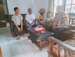 Wujudkan Kedekatan Dengan Warga, Bhabinkamtibmas Polsek Sukahaji Blusukan