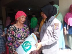 Bhabinksmtibmas Monitoring Pembagian Bansoss Beras,Pastikan Berjalan Lancar