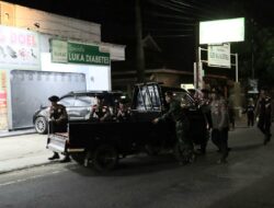 Salut Polisi dan TNI di Majalengka Bantu Dorong Mobil Mogok