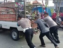 “Polisi Ada Dimana-mana” Aksi Sigap, Polisi Di Cikijing Bantu Dorong Mobil Mogok.