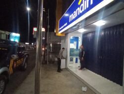 “Polisi Ada Dimana-mana” Cegah Kejahatan Di Malam hari, Personil Polsek Cikijing Patroli Ke Bank.
