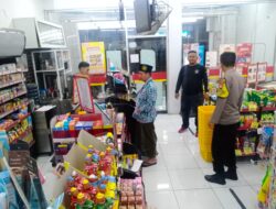 Polisi Ada Dimana-mana, Personil Polsek Cikijing Sambangi Alfamart Dan Beri Pesan Kamtibmas Kepada Pengunjung.
