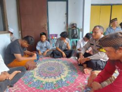 Dekat Dengan Warga, Bhabinkamtibmas Briptu Bayu Hadiri Kegiatan Tahlil Salah Satu Warganya