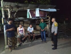 Sambangi Pos Satkamling, Bhabinkamtibmas Polsek Jatitujuh Sampaikan Imbauan Kamtibmas