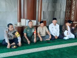 Panit Binmas Polsek Cikijing Hadiri Pelepasan Jamaah Haji Kloter 17 di Masjid Al-Akbar Cikijing.