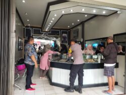 “Blusukan” Sambangi Toko Emas, Patroli Polsek Cikijing Sampaikan Himbauan Terkait C3.