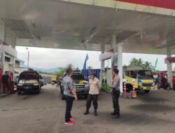 “Polisi Ada Dimana-mana” Sambangi SPBU, Personil Polsek Cikijing Dialogis Dengan Security.