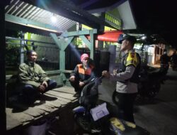 Polisi RW Polres Majalengka Memberikan Imbauan Kepada Warga Yang Sedang Ronda Malam