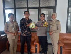 Dukung Pengembangan Bakat Pemuda Desa Binaan, Bhabinkamtibmas Polsek Sukahaji Berikan Bantuan Bola Kaki