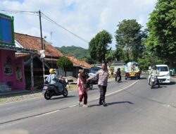 Wujud Peduli Antar Sesama, Kanit Samapta Bantu Lansia Menyebrang jalan