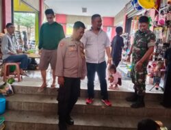 “Sinergitas TNI-Polri” Kompak, Personil Polsek Cikijing Bersama Babinsa Sambangi Pasar Desa Cikijing.