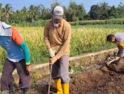 Bhatramas, Bripka Yusup Aditya Membantu Warga Membangun Jalan Penyambung Antara Cioray dan Mekarjaya Melalui Program Padat Karya