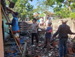 TNI-Polri di Majalengka Gotong Royong Dengan Warga Bersihkan Material Sisa Kebakaran Rumah
