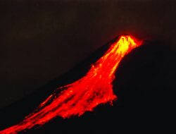Terjadi 13 Kali Guguran Lava Pijar, Gunung Merapi Status Siaga