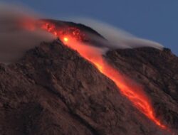 Gunung Merapi Terpantau Keluarkan Lava Pijar Sebanyak 7 Kali Hari Ini