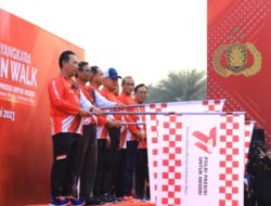 Kapolri Lepas Peserta Bhayangkara Fun Walk di Monas