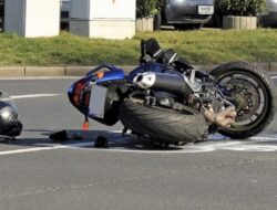 Tabrak Pembatas Tengah Flyover Tapal Kuda Jaksel, Pemotor Tak Sadarkan Diri