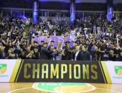 Prawira Bandung Juara IBL 2023, Menpora Dito Serahkan Trophy Juara