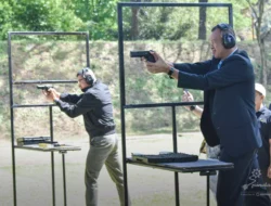 Kunjungi dan Mencoba Berbagai Senjata PT Pindad, Chief of Royal Thai Puji Kualitas Produk P