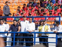 Menpora Dito Dampingi Presiden Jokowi Tinjau Stadion Si Jalak Harupat dan Seleksi Pemain Timnas U-17