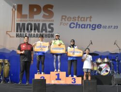 Menpora Dito Kalungkan Medali Juara LPS Monas Half Marathon 2023