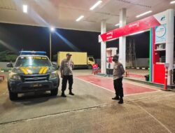 “Polisi Ada Dimana-mana” Patroli Malam, Bhabinkamtibmas Polsek Cikijing Sambangi SPBU.