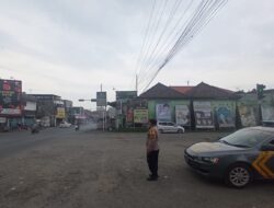 Tekan Angka Kecelakaan Lalu Lintas dan Kemacetan, Anggota Polsek Jatiwangi Laksanakan Gatur Lalin Sore
