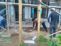 “Bhatramas” Hadir Di Tengah Masyarakat, Personil Polsek Cikijing Bantu Warga Bangun Masjid.