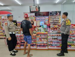 “Polisi Ada Dimana-mana” Ciptakan Kamtibmas Kondusif, Personil Polsek Cikijing Patroli Ke Minimarket.