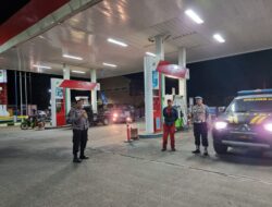 “Polisi Ada Dimana-mana” Personil Polsek Cikijing Intensifkan Patroli Malam Dengan Monitoring SPBU.