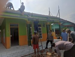 Polri Peduli, Kapolsek Sukahaji Berikan Bantuan Semen Untuk Pembangunan Mushola Desa Jayi