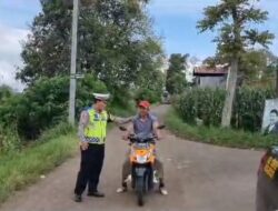 Polisi Di Cikijing Sosialisasikan Keselamatan Berkendara Di Jalur Menuju Objek Wisata Kanaga Hill.