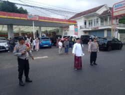 Polisi Ada Dimana-mana, Personil Polsek Cikijing Laksanakan Gatur Lalin dan Pengamanan Pemberangkatan Santri Baru Ke Pondok Pesantren.