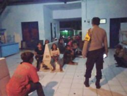 “Polisi Ada Dimana-mana” Personil Polsek Cikijing Beri Pembinaan Kepada Anak Punk Di Terminal.