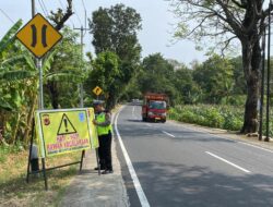 Satlantas Polres Majalengka Berupaya Tingkatkan Kesadaran Berlalu Lintas dengan Pemasangan Spanduk Ops Patuh Lodaya 2023