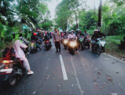 Bersihkan Jalan Raya dari Pohon Tumbang, Polsek Sukahaji Melaksanakan Pegamanan Dan Gatur Lalin