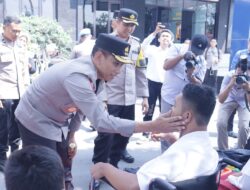 Kapolda Jabar Berikan Tali Asih Kepada Penyandang Disabilitas