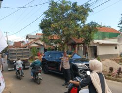 “Polisi Ada Dimana-mana” Urai Kemacetan, Personil Polsek Cikijing Laksanakan Gatur Lalin.