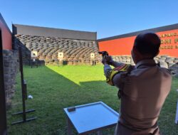Kapolsek Jatiwangi Mengikuti Kegiatan Latihan Menembak di Lapangan Tembak Adhi Pradana Polres Majalengka