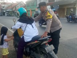 Aksi Seorang Anggota Polsek Jatiwangi Membantu Seorang Ibu Pengendara Motor Yang Mogok