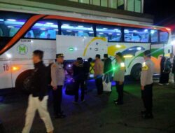 “Polisi Ada Dimana-mana” Beri Rasa Aman, Kapolsek Cikijing Beserta Anggota Melaksanakan Pengamanan Kedatangan Jama’ah Haji.