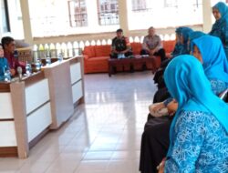 “Sinergitas TNI-Polri di Majalengka Diperkuat Melalui Partisipasi Bersama dalam Penyuluhan Kader PKK di Desa Trajaya”