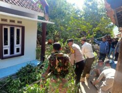 Respon Cepat Polisi di Majalengka Evakuasi Pohon Tumbang, Masyarakat Terbantu Dalam Mengatasi Dampak Bencana Alam