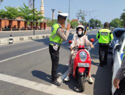 Satlantas Polres Majalengka Gencar Berikan Peneguran Pelanggaran Helm dalam Ops Patuh Lodaya 2023 untuk Tingkatkan Kamseltibcarlantas di Kabupaten Majalengka