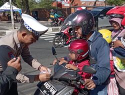 “Satlantas Polres Majalengka Gencarkan Imbauan dan Bagikan Leaflet serta Stiker untuk Meningkatkan Kesadaran Berlalu Lintas dalam Ops Patuh Lodaya 2023”
