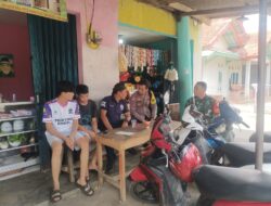 Sinergitas TNI-Polri Semakin Diperkuat, Satuan Gabungan Sambangi Warga yang Sedang Berada di Sebuah Warung