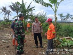 Bhatramas : Panit Binmas Polsek Cikijing Gotong Royong Bersama Warga Membersihkan Lingkungan